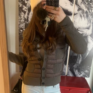 Moncler cardigan  - Säljer denna jättefina grå/bruna moncler cardigan. Storlek M men skulle säga att de är som en S-M. Sparsamt använd, såklart äkta. Har även beställningbevis från hemsidan.💗