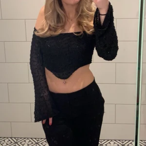 Glittrig topp - Säljer denna toppen som är använd en gång på nyår från nakd. Den har glitter och paljetter i sig. 