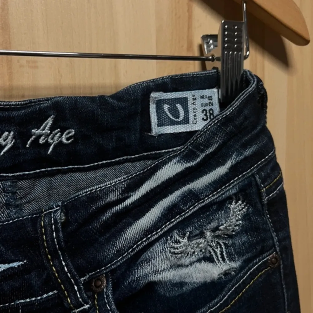 Bootcut jeans från crazy age 💕 stl 38 men sitter som en stl 34 Midjemått 35 cm Längd  101cm Innerbenslängd 79cm. Jeans & Byxor.