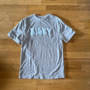 Risky t-shirt  - Bra skicka storlek XS säljer för den är för liten aldrig använt den