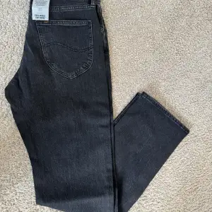 Ett par helt nya Lee jeans i model relaxed färg West, Storlek W29 L32 (Affär pris på dessa är runt 999kr säljer för endast 499kr helt nya med lappar kvar på, vid funderingar hör av er😇