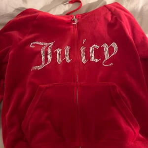 juicy Couture - säljer min systers juicy sett , strl S i byxor och M i tröja. Pris kam diskuteras!!