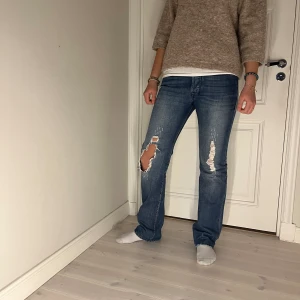 Lågmidjade jeans - Lågmidjade jeans från diesel med hål, köptes i secondhand i Frankrike och passar storlek 36❣️
