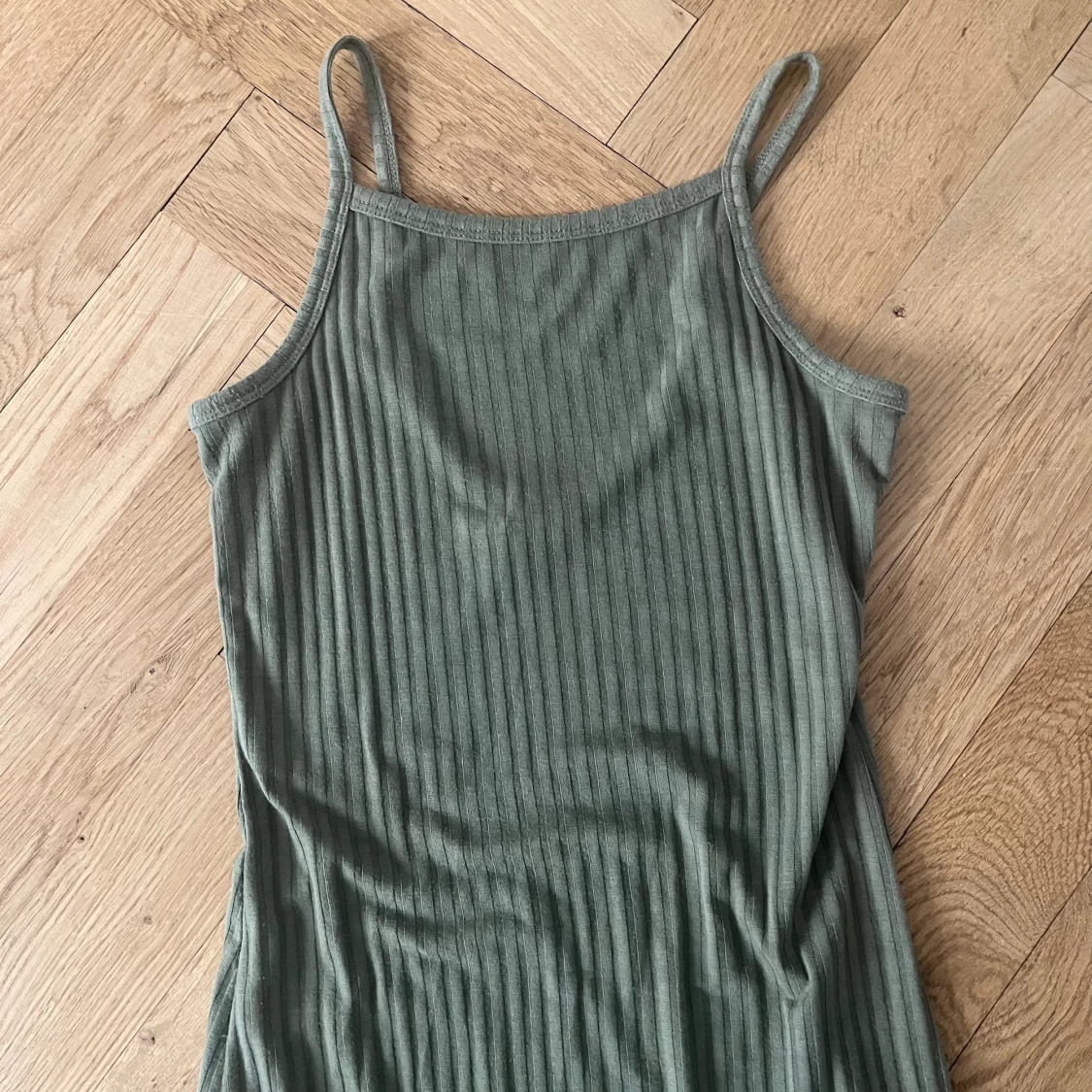 Grön långklänning från Ginatricot  - 90