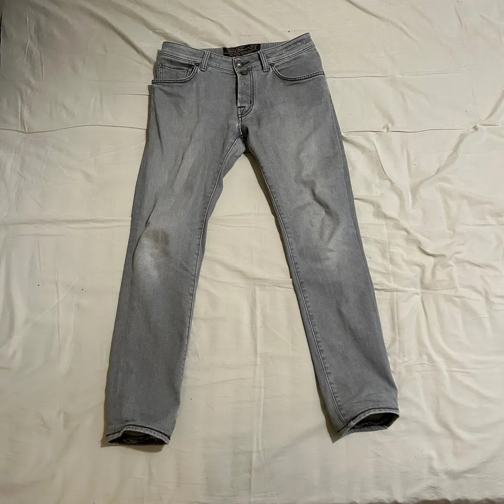 Säljer dessa gråa Cohen jeans i storlek 32 för de ej används längre. Skick 9/10. Skriv om ni har frågor. Pris kan diskuteras vid snabb affär . Jeans & Byxor.