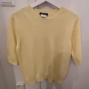 Skickad t-shirt - Säljer denna kashmir tröja köpt i Frankrike. Aldrig använd💗. Tryck på köp nu🩷