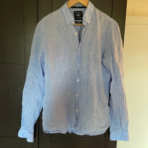 Robbie Moor slimfit linneskjorta - Tja säljer min snygga skjorta från franska märket Robbie moor i passformen slimfit. Materialet är 100% Linné. Skriv om du har några frågor🙌😊✍🏻