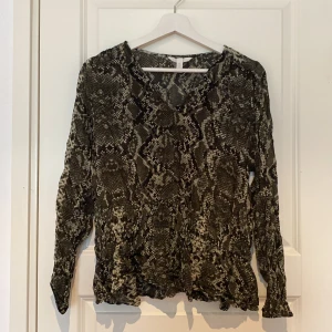 Blus från hm - Grön typ orm-mönstrad blus/topp i tunnt tyg från hm. Strl 42. 