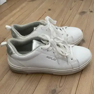 Vita sneakers med silver detaljer från replay storlek 38. Köpta här på plick men de var tyvärr för stora för mig. Bra skick🤍