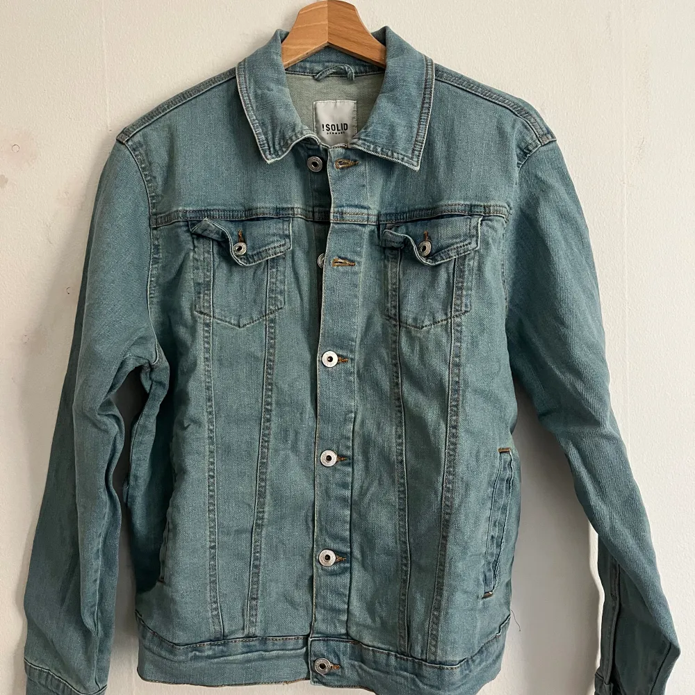 Denim jacket from Solid in classic light blue and small. Normal in fit. The jacket is practically new, no damage whatsover. Fit me perfectly (I’m a skinny guy, 176cm tall and 66kg).. Jackor.