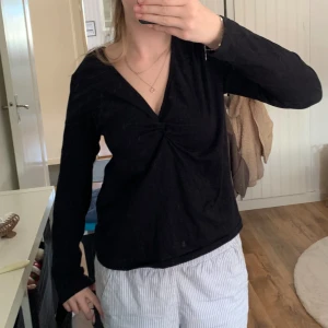 Svart långärmad topp - Använd några gånger. Katt och hundhår kan finnas! Lite stor i storleken 