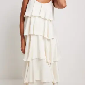 Söker denna klänning i stl 34 eller 36, skriv om du säljer!!