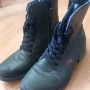 Ett par gröna boots med tunt ull foder. Det är lite nötta fram men mycket kvar att ge.