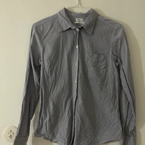 Filippa K skjorta - Randig skjorta  Storlek large men mer som en M