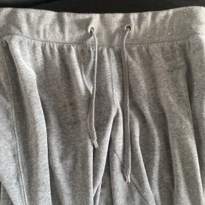 Gråa mjukisbyxor ❤️ - Gråa jättesköna mjukisbyxor i storlek M. Säljer pga aldrig använder. Väldigt bra skick❤️