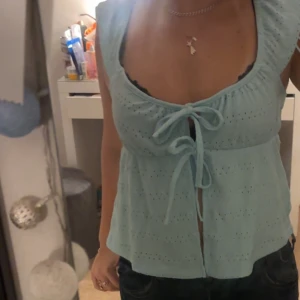 Knyt topp - Söt knyt topp med prislapp kvar, den är i storlek L men passar mig också som vanligtvis brukar ha s 