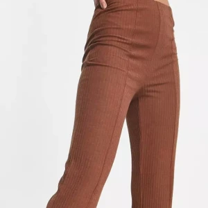 Utsvängda byxor med slits vid nederkanten. Från Asos - Byxor i Tall från PIECES. Hög midja Midjeresår Slitsade muddar Utsvängd, skinny passform