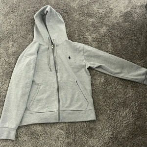 polo ralph lauren zip hoodie - Den här feta polo ralph lauren zip hoodien är i otroligt grymt skick och har bara andvänds några gånger För storleken så är det 170 - S men passar även större och mindre