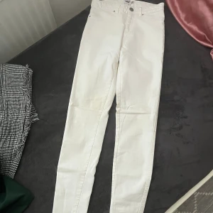 Vita jeans  - Vita jeans, skulle säga slim till tajt jeans. Aldrig använt.