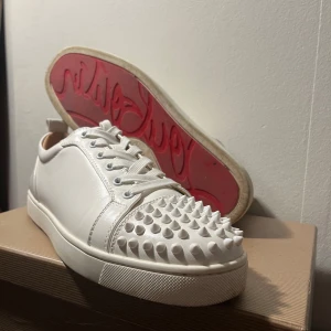 Loubutins - Vita Loubs med spikar. Väldigt bra skicka, inte andvända mycket. Priset kan diskuteras vid snabb affär.