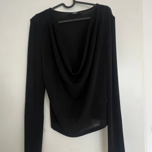 Snygg topp - Jättesnygg svart topp i bra skick Storlek: S