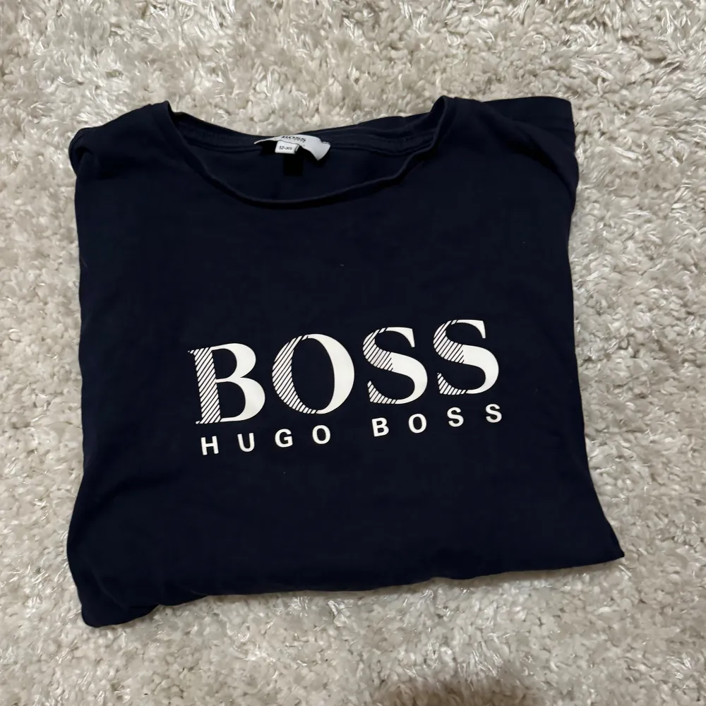 Säljer en mörkblå Hugo boss tröja. Den är i storlek xs och jag säljer den för 200kr inkl frakt. . Tröjor & Koftor.