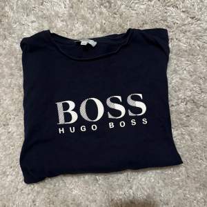 Säljer en mörkblå Hugo boss tröja. Den är i storlek xs och jag säljer den för 200kr inkl frakt. 
