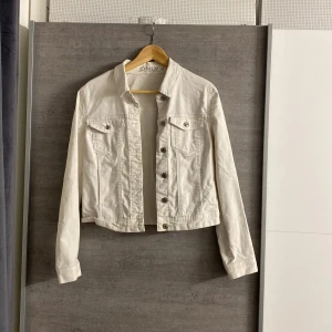 Jeansjacka  - Snygg vit jeansjacka , snyggare i verkligheten än på bild