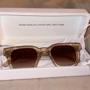 Chimi 04 - Chimi 04 i väldigt gott skick. Skicket på glasögonen är väldigt bra förutom en större repa på vänster glas, samt en minimal repa på samma glas. 