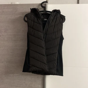 Väst  - Zara väst som var trendig förra året. Denna är i storlek S har även i xs om nån är intresserad 