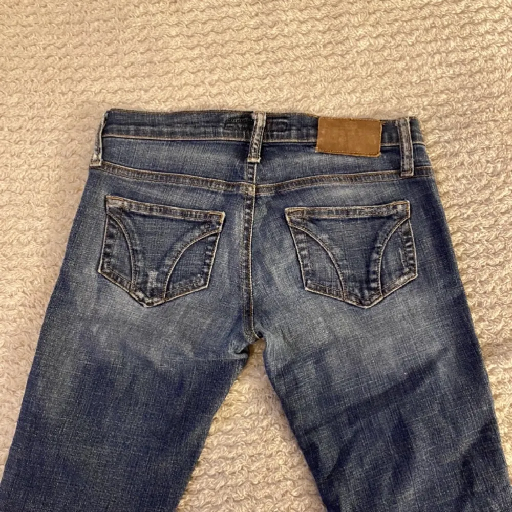 Lågmidjade vintage jeans! Säljes pågrund av att de har blivit för små för mig. Byxorna är väl använda, storlek står ej på byxorna men skulle säga att de är i stl 32 då jag vanligtvis har stl 34/36.. Jeans & Byxor.