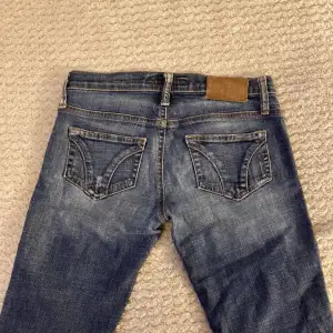 Lågmidjade vintage jeans! Säljes pågrund av att de har blivit för små för mig. Byxorna är väl använda, storlek står ej på byxorna men skulle säga att de är i stl 32 då jag vanligtvis har stl 34/36.