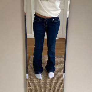 Lågmidjade och utsvängda jeans med superfina fickor! Endast använda ett fåtal gånger.  Innerbenslängd: 87cm Midja: 79cm