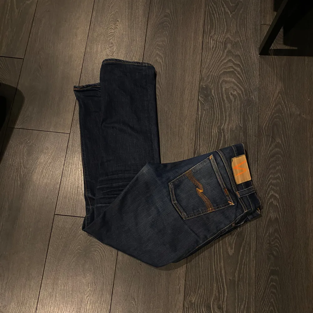 Ett par otroligt fina Nudie Jeans i storleken 31/32. Designen antar jag är grim tim, men det står icke. Köp Köp Köp. Jeans & Byxor.