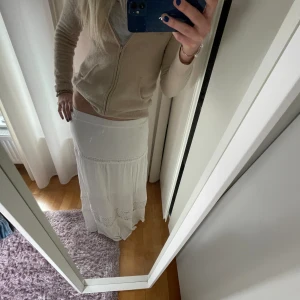 Långkjol  - Vit långkjol