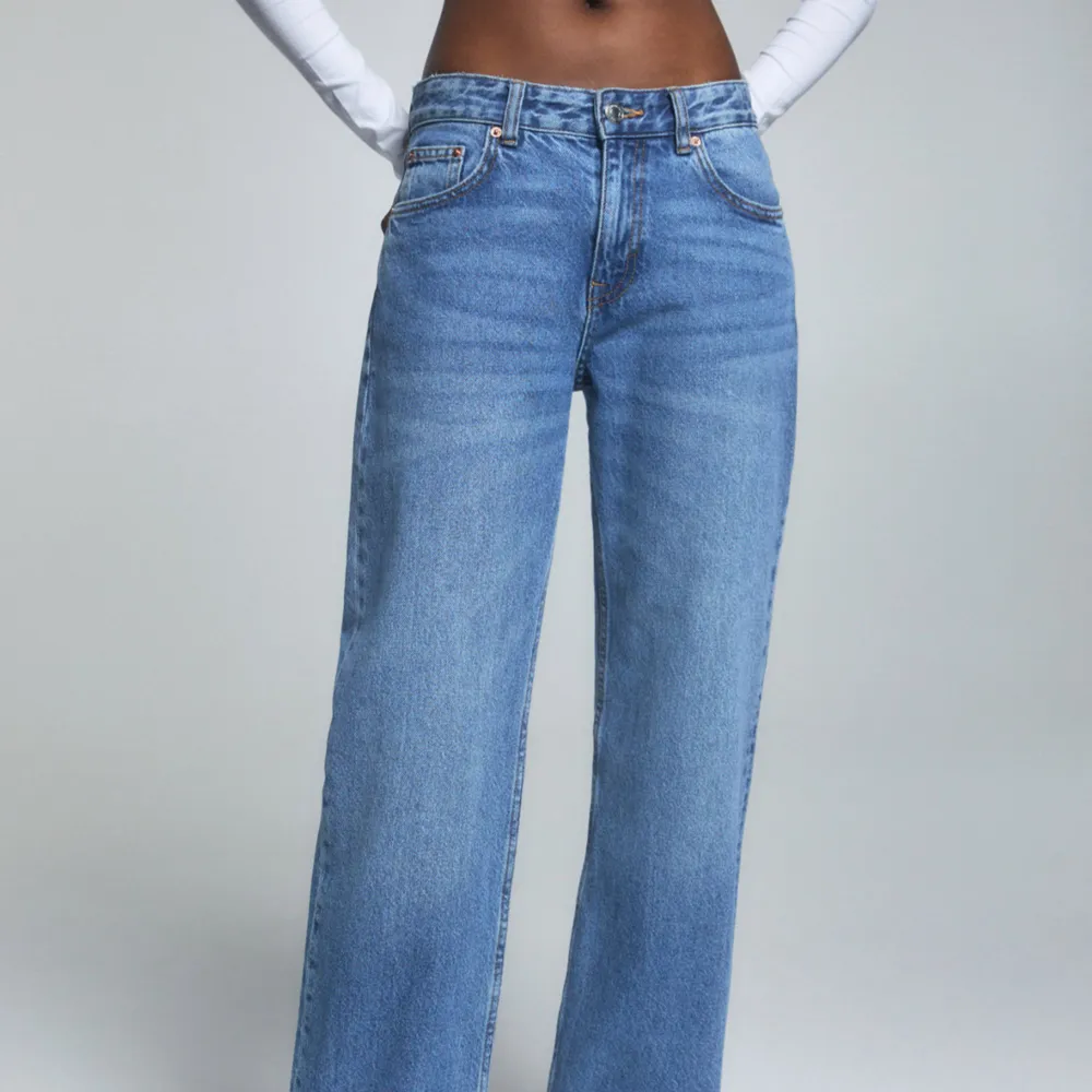 Jeans från pull & bear. Knappt använda. Säljer då jag har för många jeans jag inte använder! Köpta för 379kr . Jeans & Byxor.