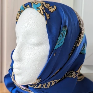 Vintage sjal/scarf/Halsduk/ vintage fin mönster sjal - Vintage sjal med vackert mönster i fint begagnat skick. Lite trådloss och en liten skärning, kontakta mig för flera bilder eller frågor 