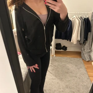 Zip tröja  - Jätte fin zip från hum som tyvärr inte längre kommer till användning💓