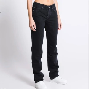 Svarta jeans - Säljer dessa lågmidjade jeans från lager 157 då de inte längre kommer till användning. Köpta för 400 men säljer för 200 kr 😇💕