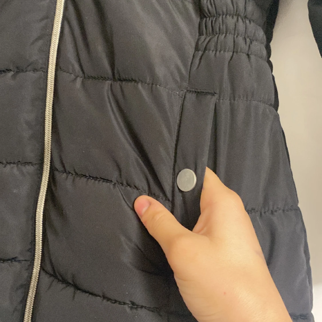 En svart tjock jacka som värmer - 91