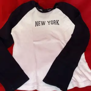 Långärmad New york tröja. Vit med mörkblå text och ärmar. Köpte fel storlek och den kommer inte till användning. Köpte i USA. Fråga gärna om du har frågor och pris kan diskuteras lite💕