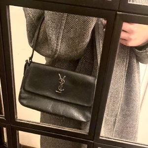 YSL baguetteväska  - YSL baguetteväska i jättefint skick, knappt använd. Inte äkta men i äkta skinn. 