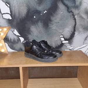 Hej säljer mina black air forces för jag inte använder dem så mycket längre. Använt dem några få tals gånger. Skick är 9/10, bara smutsiga. Pratar ej med oseriösa köpare.