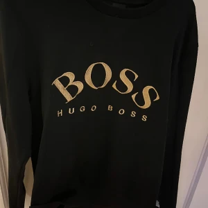 Boss tröja - Snygg Boströms med guld detaljer är en L men kan funka på en M 