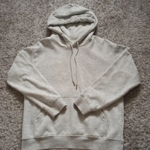 Hm hoodie - Grå hoodie från hm, inte nopprig och inga fläckar! Endast använd några få gånger.