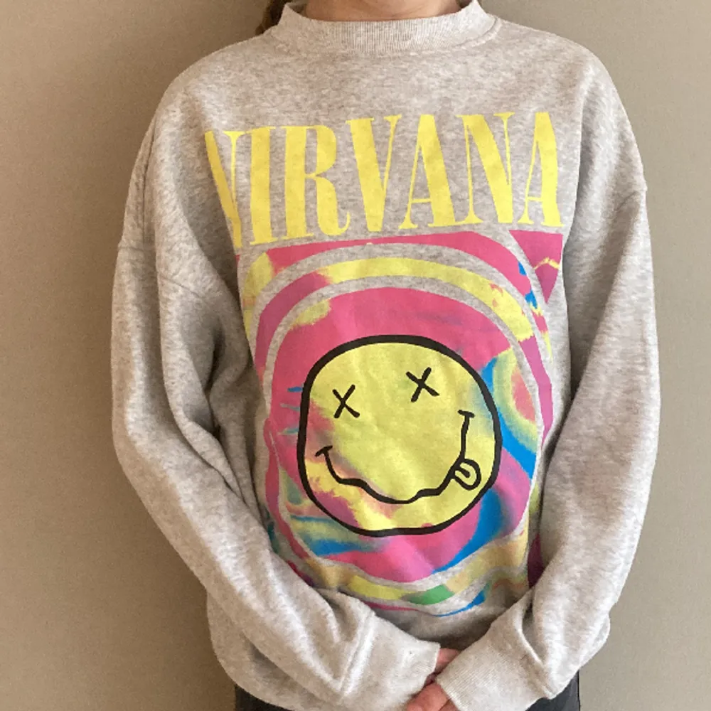 Grå nirvana oversized sweatshirt,bra skick. Övrigt.