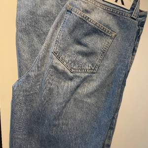 Säljer mina fina jeans från Calvin Klein. Modellen heter High Rise Ankle och är i färgen denim medium. Passar mig som är vanligtvis 38 och går lite längre än ankeln. W28  Nypris :899 kr