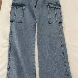 Högmidjade jeans med fickor på sidorna som ger en snygg passform.