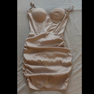 Fin klänning - Helt ny, oanvänd  Med dragkedja på ryggen