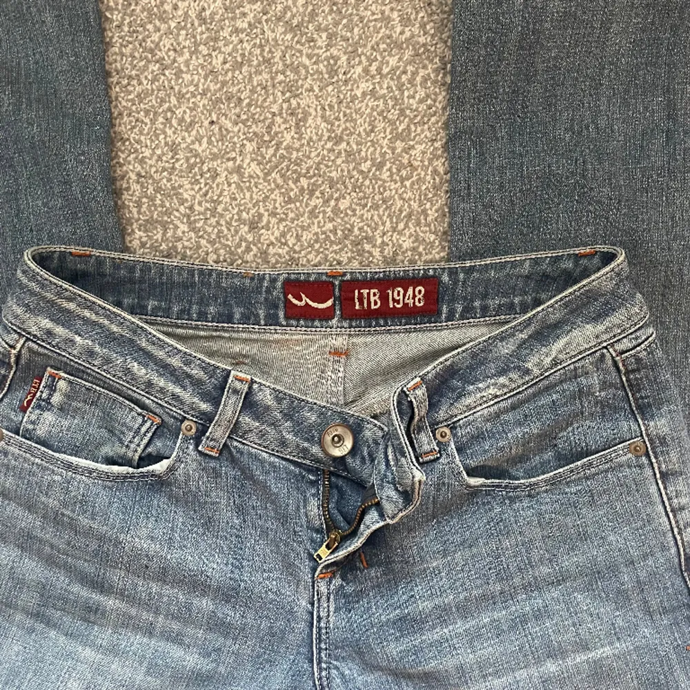 Super fina äldre LTB jeans som jag säljer vid bra bud!  Perfekt lågmidjade och har så snygga detaljer på fickorna.  Midjemått tvärs över: 39 cm Innerbenslängd: 81 cm. Jeans & Byxor.